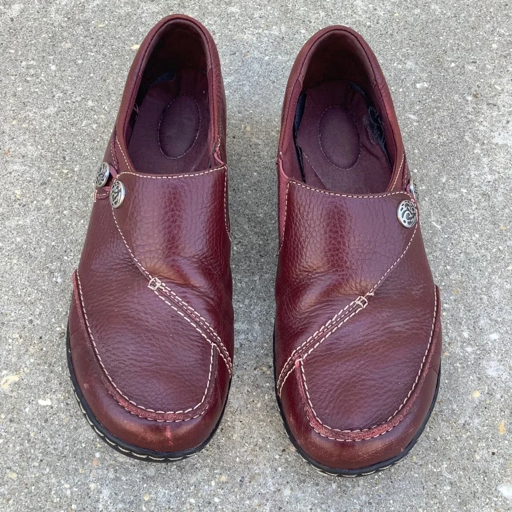 Clarks Bendables Womens 9M Burgundy Leather Slip On Loafers Button Detail 63066